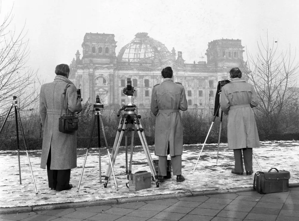 Bildberichterstatter fotografieren die Sprengung der Reichstagskuppel