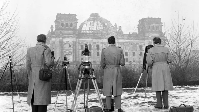 Bildberichterstatter fotografieren die Sprengung der Reichstagskuppel