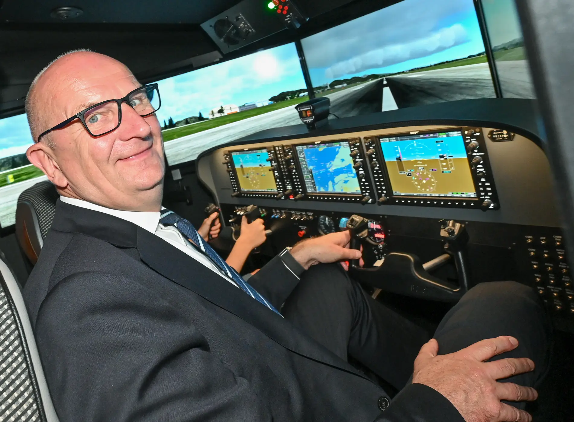 Dietmar Woidke (SPD) sitzt in einem Flugsimulator