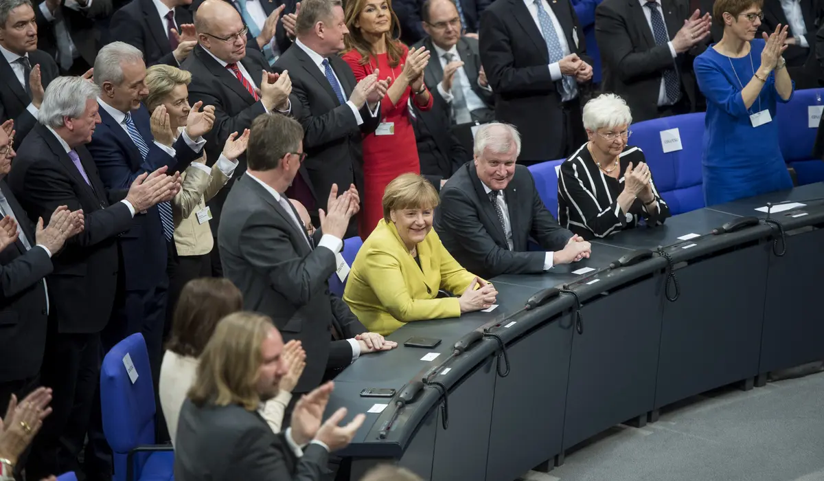 Angela Merkel und Horst Lorenz Seehofer auf ihren Plätzen im Plenarsaal