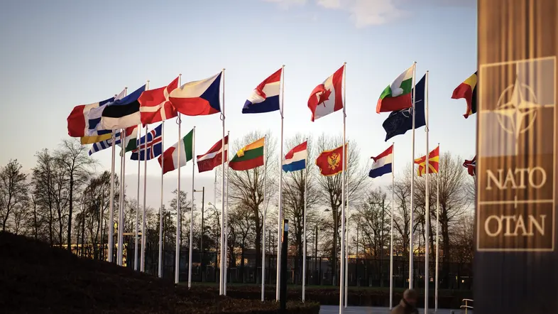 Wehende Flaggen vor dem NATO-Hauptquartier in Brüssel