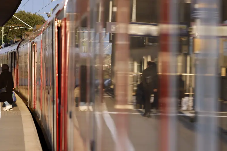 Eine S-Bahn hält auf der Bahntrasse