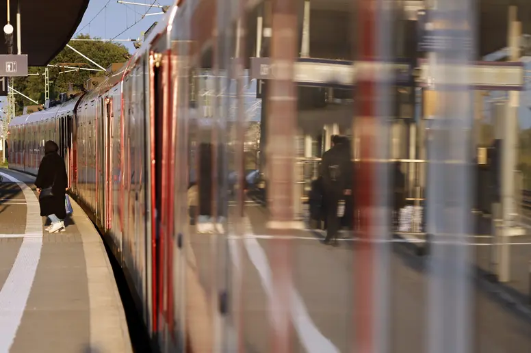 Eine S-Bahn hält auf der Bahntrasse