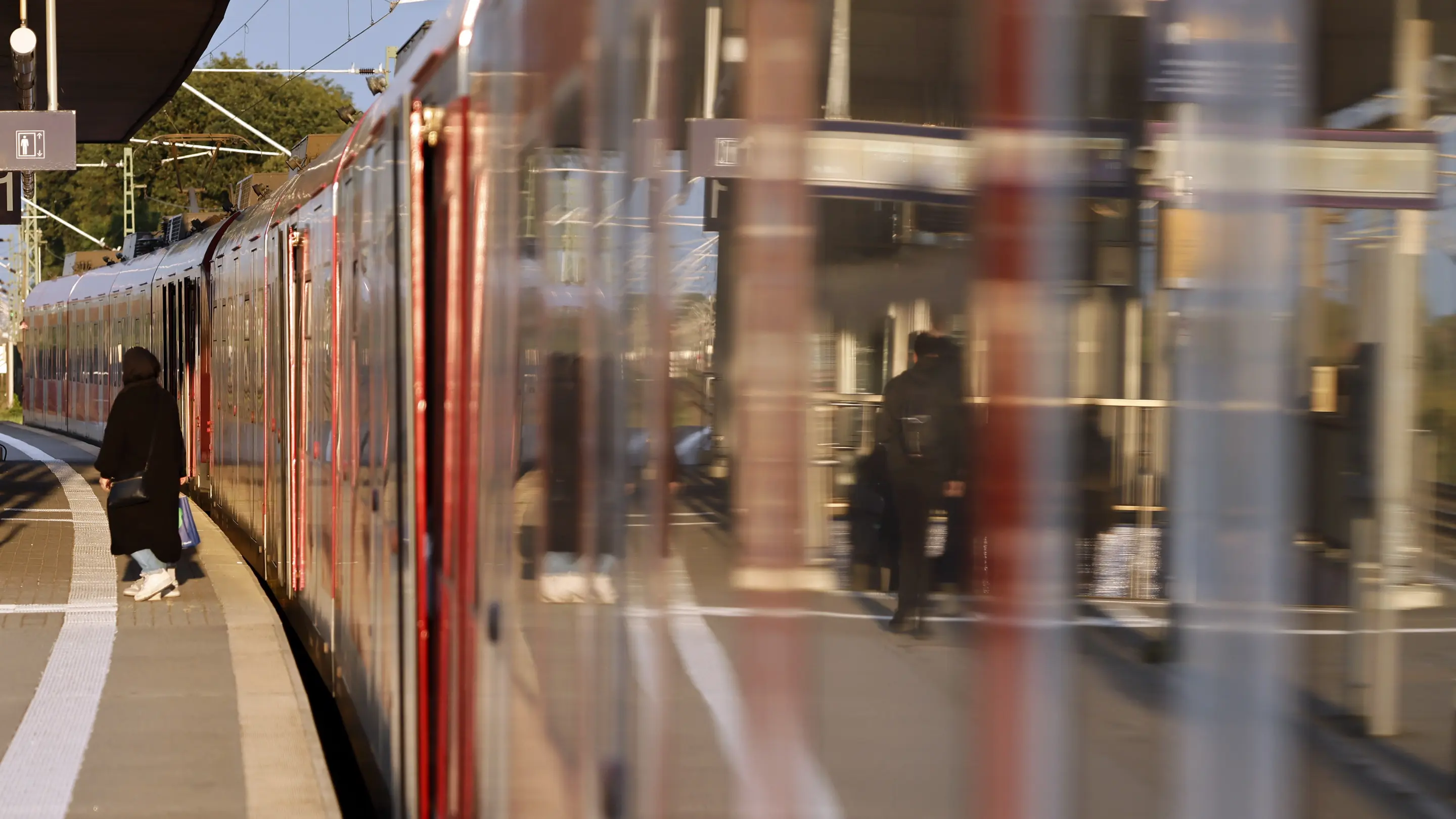 Eine S-Bahn hält auf der Bahntrasse