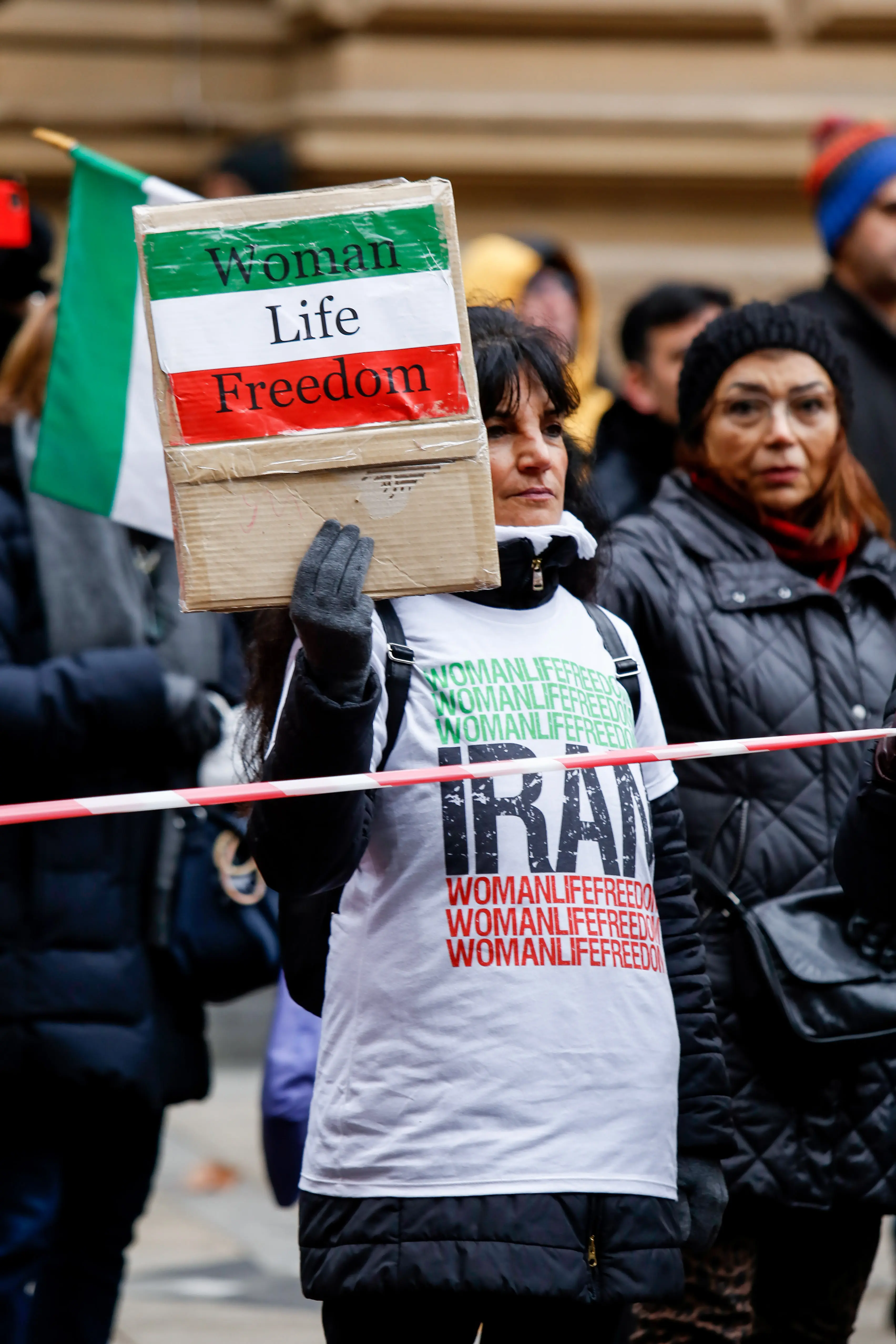 Frau Hält ein Schild mit der Aufschrift "Women, Life, Freedom"