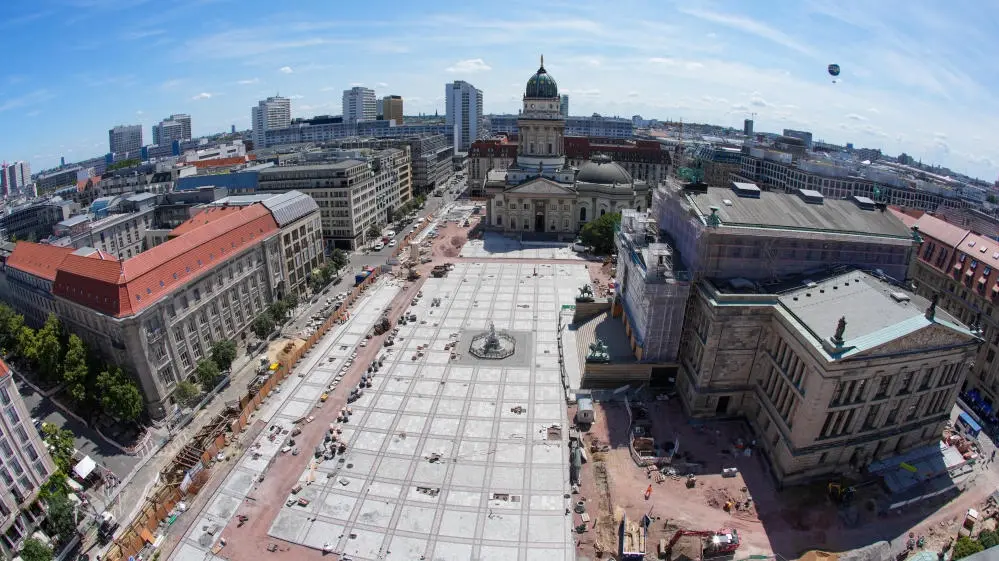 Die Baustelle auf dem Berliner Gendarmenmarkt aus der Vogelperspektive