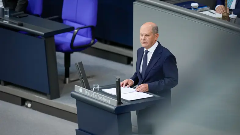 Bundeskanzler Olaf Scholz (SPD) im Porträt bei seiner Regierungserklärung im Deutschen Bundestag.