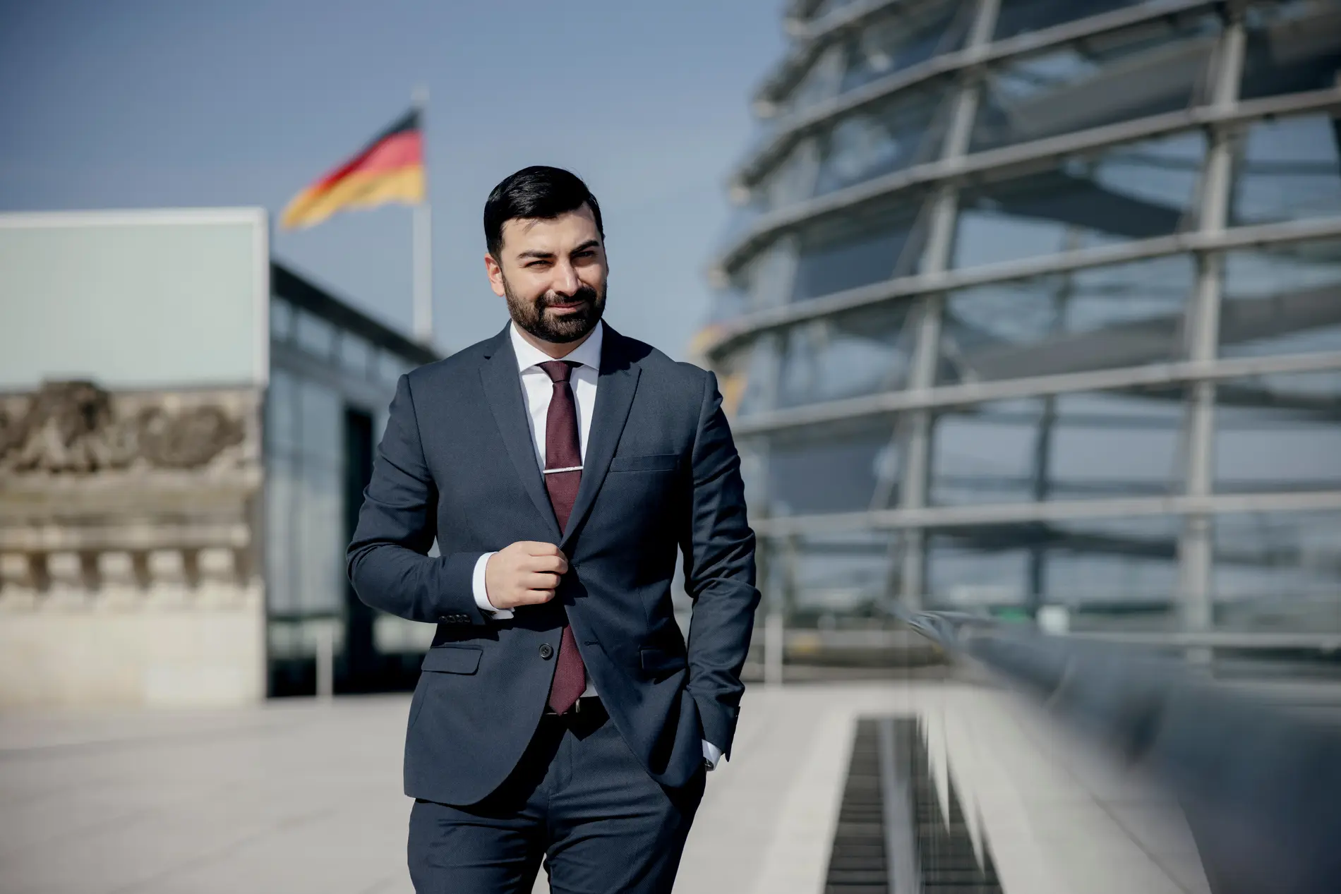 Muhanad Al-Halak vor der Kuppel auf dem Dach des Reichstagsgebäudes