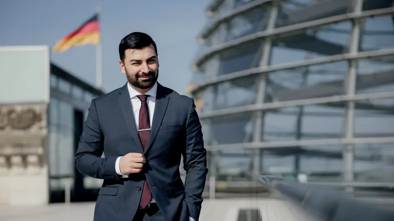 Muhanad Al-Halak vor der Kuppel auf dem Dach des Reichstagsgebäudes