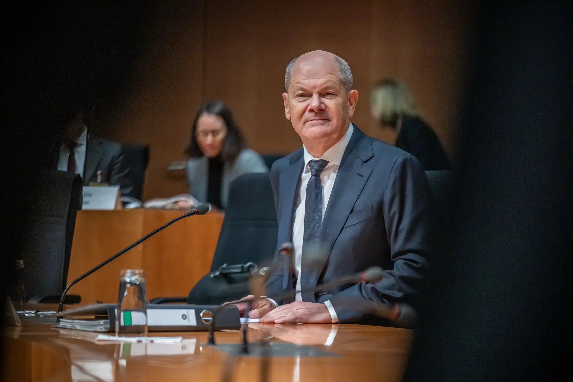 Olaf Scholz bei der Zeugenvernehmung am Mikrofon