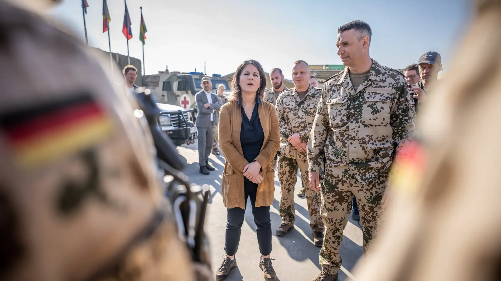 Annalena Baerbock spricht neben Kommandeur Marc di Michele mit Soldaten im Bundeswehrcamp Stephan in Erbil, Irak.