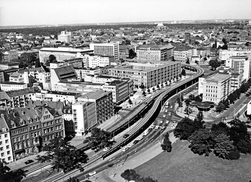 Blick auf den Aegidientorplatz mit der markanten Stahlhochstraße am 03.08.1969. Hochstraße über dem Aegidientorplatz in Hannover.