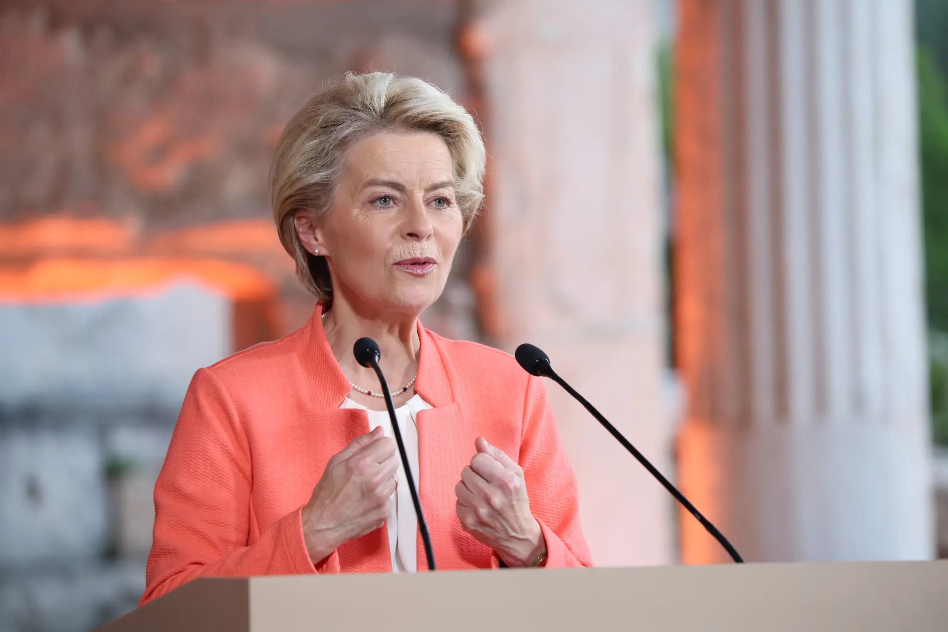 Ursula von der Leyen steht am Rednerpult.