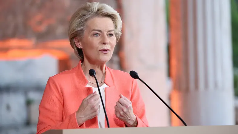 Ursula von der Leyen steht am Rednerpult.