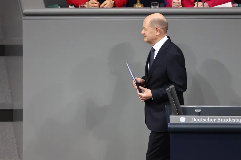 Olaf Scholz verlässt nach seiner Rede das Rednerpult