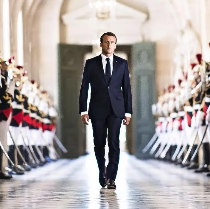Macron läuft durch das Schloss Versailles