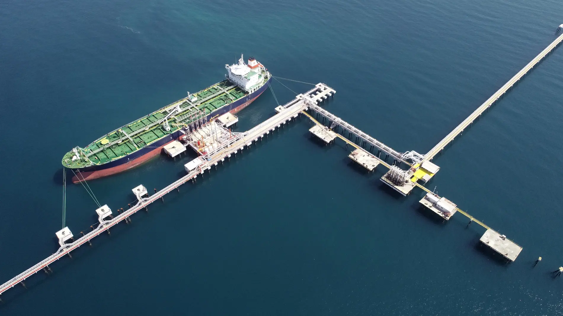 Das erste schwimmende LNG-Frachtschiff der Türkei in Hatay.