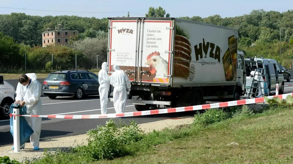 Lastwagen Ein Lastwagen auf einer befahrenen Autobahn, hinter Absperrband wird von der Kriminalpolizei untersucht.