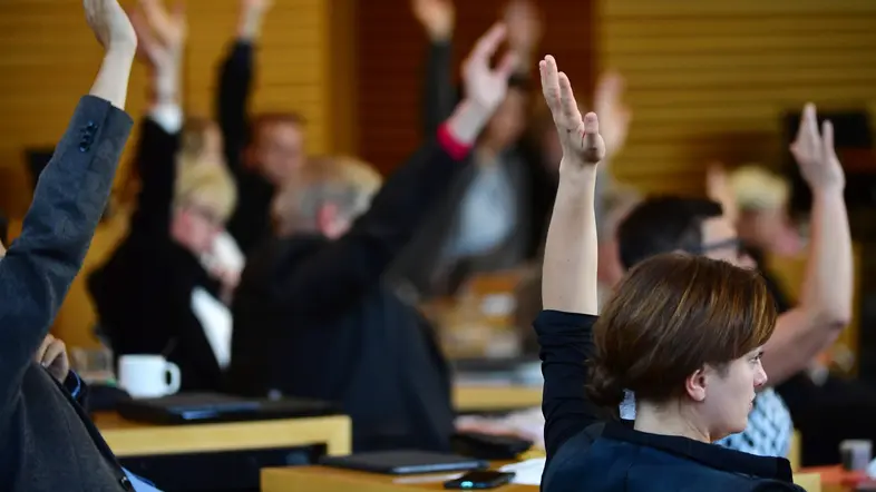 Abgeordnete stimmen im Plenarsaal des Thüringer Landtags ab