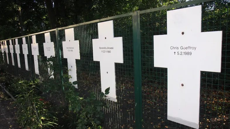 Weiße Kreuze zum Gedenken an die Todesopfer an der Berliner Mauer