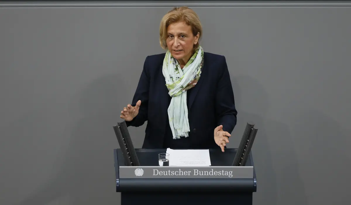 Canan Bayram am Rednerpult im Deutschen Bundestag.