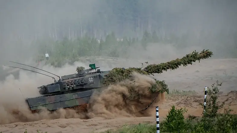 Ein Leopard 2 Kampfpanzer der Bundeswehr nimmt an der Nato-Übung Quadriga 2024 teil.