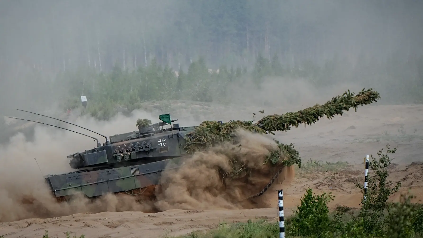 Ein Leopard 2 Kampfpanzer der Bundeswehr nimmt an der Nato-Übung Quadriga 2024 teil.