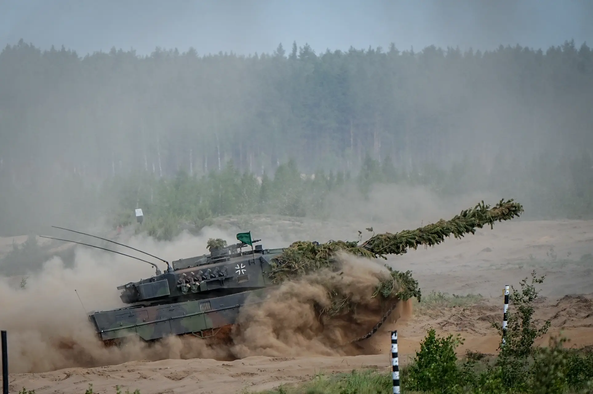 Ein Leopard 2 Kampfpanzer der Bundeswehr nimmt an der Nato-Übung Quadriga 2024 teil.