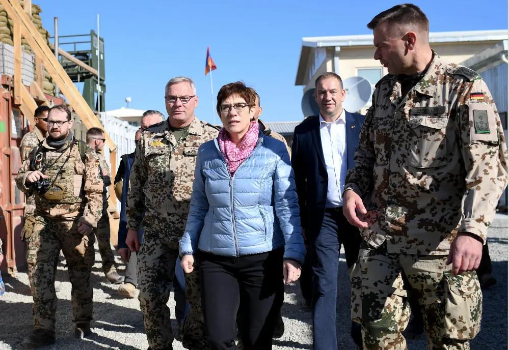 Annegret Kramp-Karrenbauer wird durch das Camp Pamir in Kundus geführt