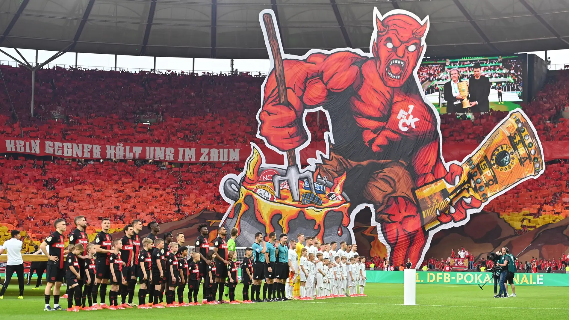 Große Teufels-Choreografie beim DFB-Pokalfinale im Olympiastadion