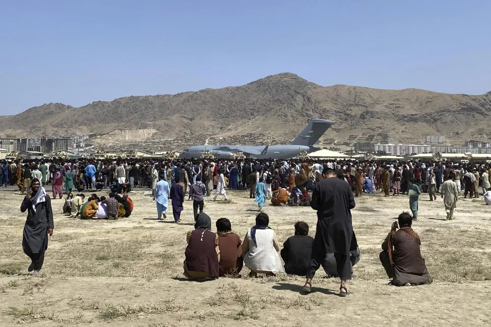 Hunderte Personen auf dem Gelände des Flughafens Kabul