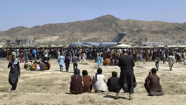 Hunderte Personen auf dem Gelände des Flughafens Kabul