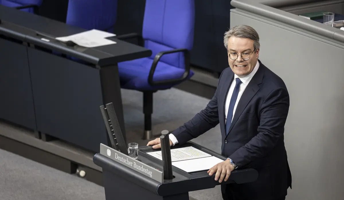 Dr. Tobias Lindner hält eine Rede im Plenum.