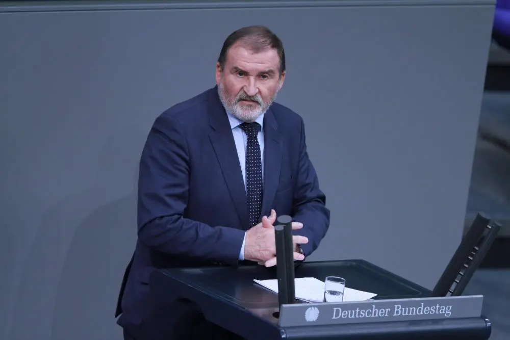 Max Straubinger steht am Rednerpult im Deutschen Bundestag.