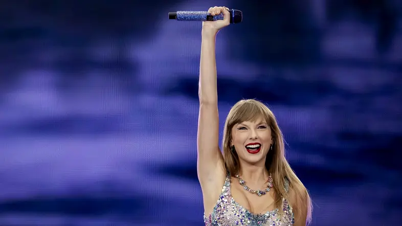 Taylor Swift reckt ihren Arm während eines Konzerts in die Höhe