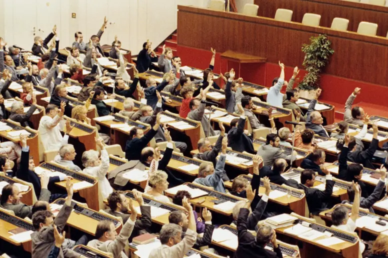 Abgeordnete der Volkskammer stimmen für den Beitritt zur BRD