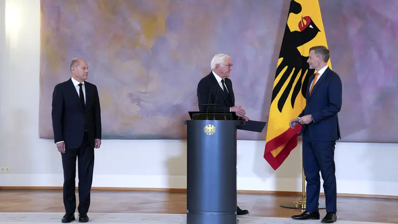 Olaf Scholz, Frank-Walter Steinmeier und Christian Lindner bei dessen Entlassung