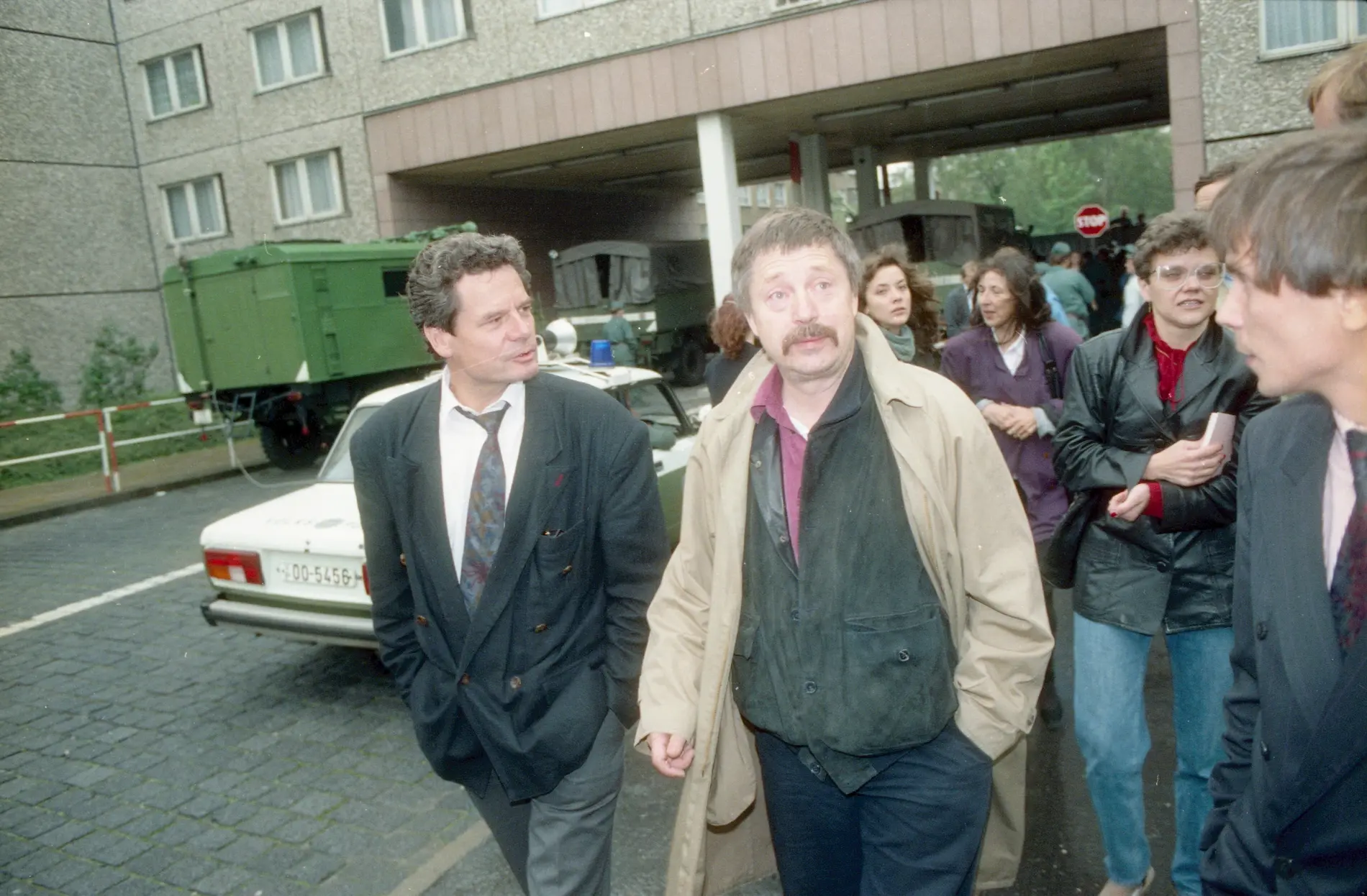 Wolf Biermann und Joachim Gauck vor der Stasi-Zentrale im Jahr 1990