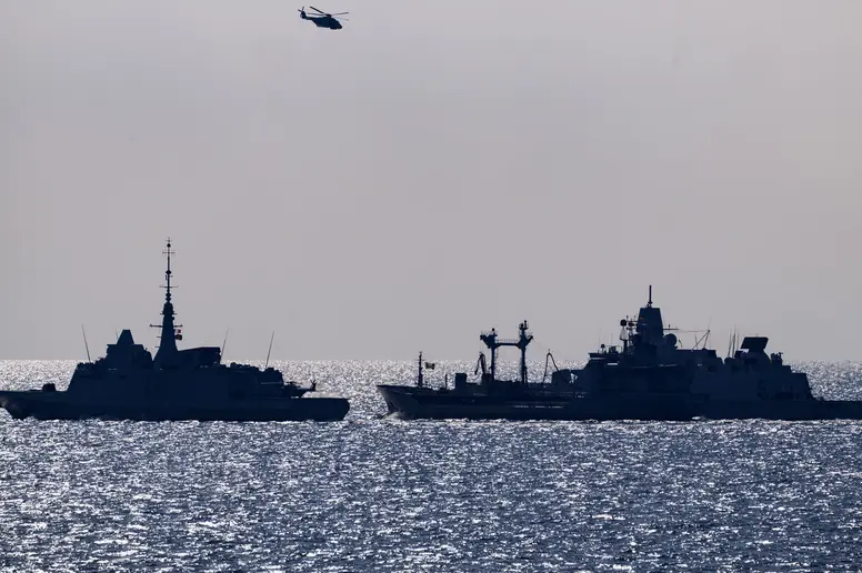 Zwei Kriegsschiffe auf der Ostsee