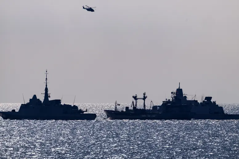 Zwei Kriegsschiffe auf der Ostsee