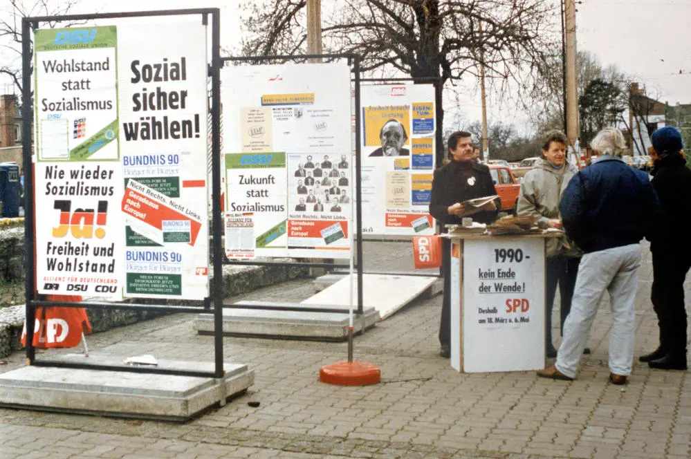 Plakate verschiedener Parteien im Ostberliner Stadtteil Köpenick