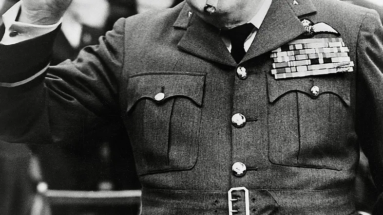 Winston Churchill mit Zigarre in schwarz-weiß