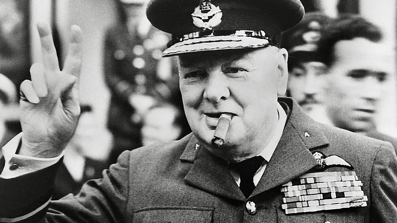 Winston Churchill mit Zigarre in schwarz-weiß