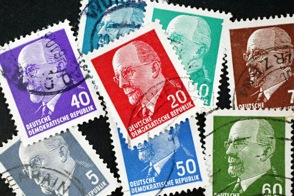 Das Foto zeigt verschiedene Briefmarken mit Walter Ulbricht. 