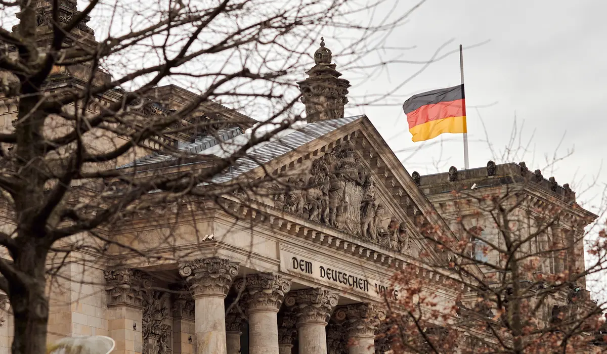 Flaggen auf Halbmast am Reichstagsgebäude.