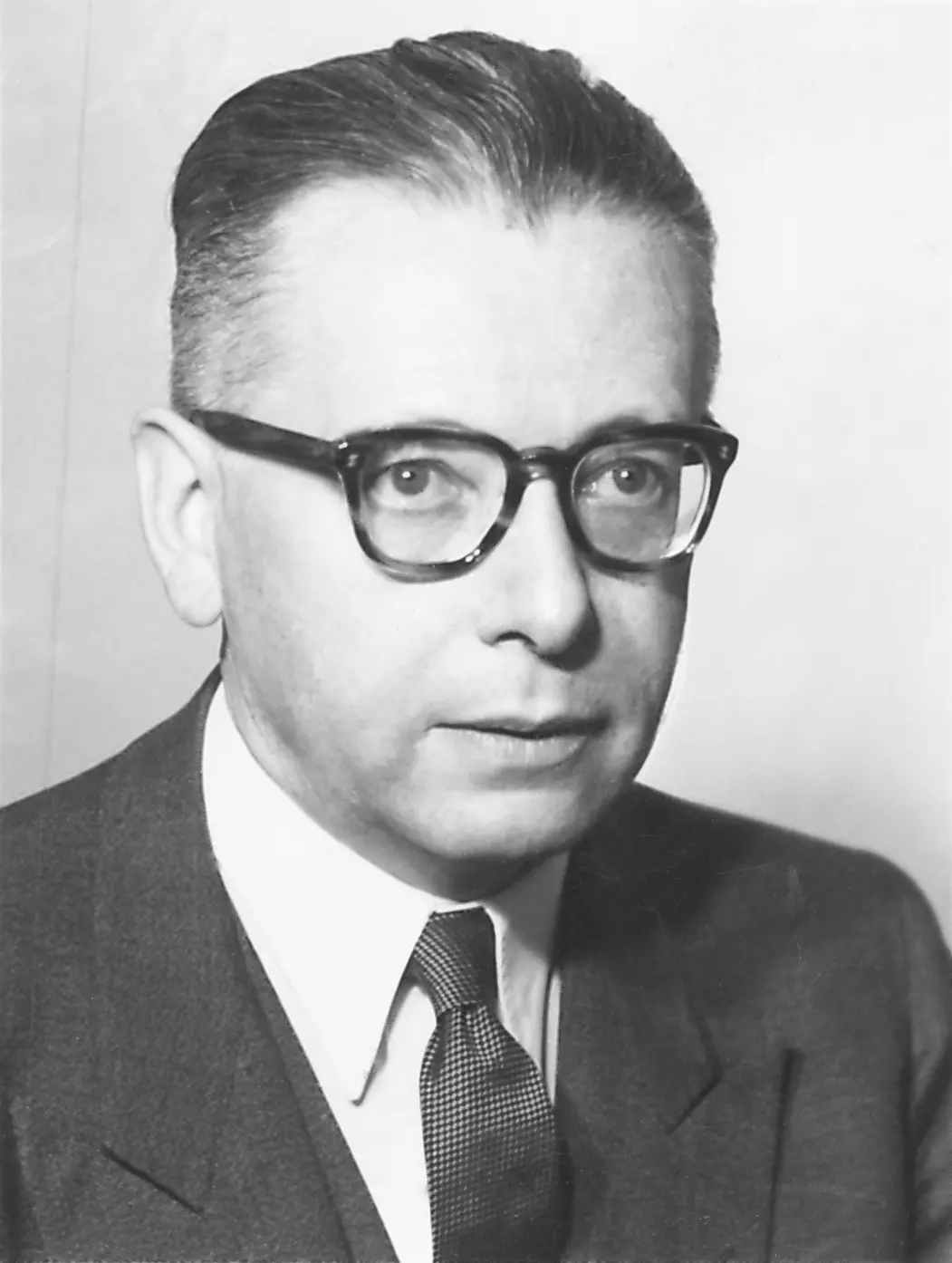 Schwarz-Weiß-Porträt von Gustav Heinemann mit Brille