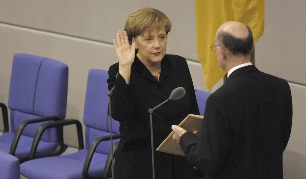 Angela Merkel hebt ihre rechte Hand während des Amtseids