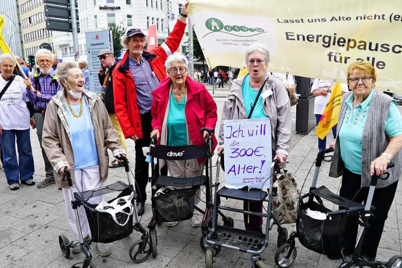 Eine Gruppe protestierender Rentner bei einer Demonstration gegen die Energiepauschale für Erwerbstätige in Hamburg.