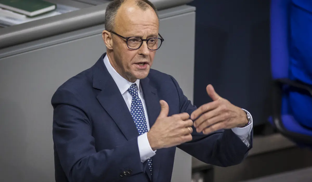 Friedrich Merz gestikulierend bei der Debatte zur Vertrauensfrage