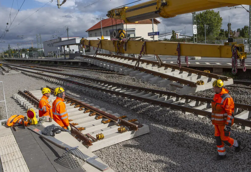 Bauarbeiten auf den Schienen in einem Bahnhof